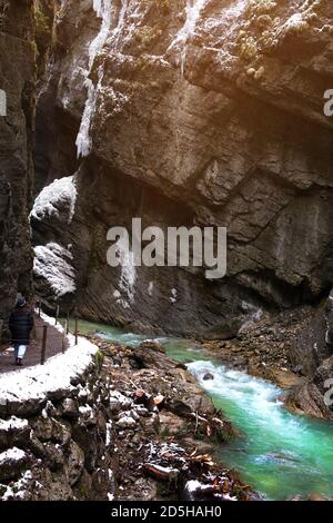 Schneebedeckte Eiszapfen bei Partnachklamm, berühmtes Touristenziel. Partnachklamm in Garmisch-Partenkirchen, Bayern Stockfoto