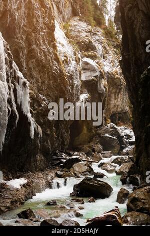 Schneebedeckte Eiszapfen bei Partnachklamm, berühmtes Touristenziel. Partnachklamm in Garmisch-Partenkirchen, Bayern Stockfoto