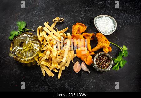 Draufsicht auf Pasta-Zutaten mit Pilzpfifferlingen Stockfoto