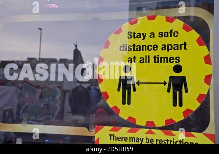 Casino und Glücksspiel-Shop in Whitechapel, mit Schildern beraten, um sichere soziale Distanz wegen Coronavirus / Covid-19 Pandemie in London, England, Großbritannien zu halten Stockfoto