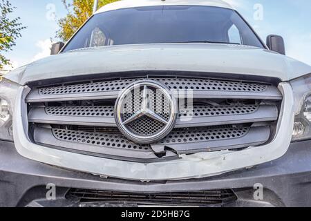 Helsinki, Uusimaa, Finnland 10. Oktober 2020 zerstörtes Auto. Transportreparaturkonzept. Hochwertige Fotos Stockfoto