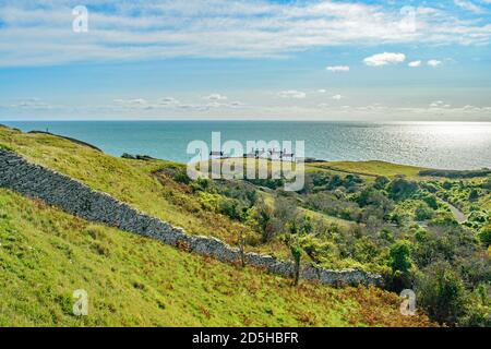 Die Trockensteinmauer führt die Hügel über Anvil hinunter Point Lighthouse in der Nähe von Swanage-Dorset Stockfoto