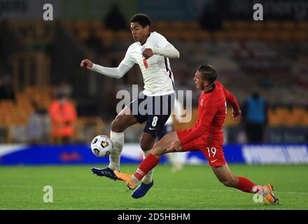 Der englische Jude Bellingham (links) und der türkische Serkan Asan kämpfen während des UEFA Euro 2021 U-21 Qualifying Group 3 Spiels in Molineux, Wolverhampton, um den Ball. Stockfoto