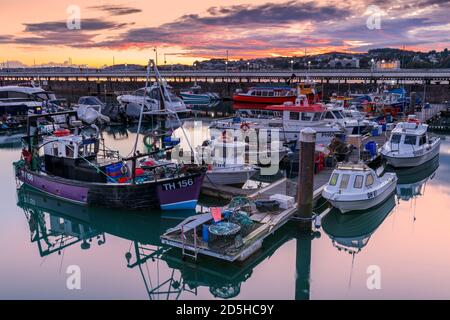 Dienstag, 13. Oktober 2020. Torquay, South Devon, England. Nach einem Tag Sonnenschein und Duschen an der Südküste, wenn die Sonne untergeht, leuchtet ein bunter Himmel das ruhige Wasser des Yachthafens in Torquay an der 'Englischen Riviera' in South Devon. Quelle: Terry Mathews/Alamy Live News Stockfoto