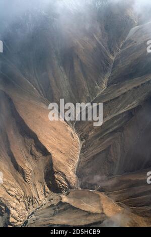 Bergschlucht in Ladakh, alpines Tal mit Flüssen, Himalaya, vertikale Aufnahme Stockfoto