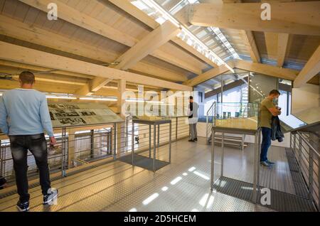 Berchtesgaden, Deutschland. Oktober 2020. Im NS-Dokumentationszentrum Obersalzberg am Obersalzberg informieren sich die Besucher über den Nationalsozialismus. Kredit: Peter Kneffel/dpa/Alamy Live Nachrichten Stockfoto