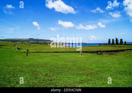 Touristen in der Moai in Tahai Zeremonialkomplex, auf Rapi Nui (Osterinsel). Nicht identifizierbare Personen. Stockfoto