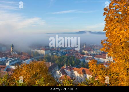 Stadtbild von Graz vom Schlossberg, Graz, Steiermark, Österreich, im Herbst, bei Sonnenaufgang Stockfoto