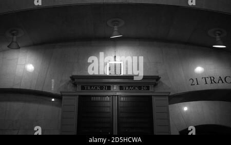 Niedrige Ansicht der Bahnsteige am Grand Central Station in Manhattan, New York, USA Stockfoto