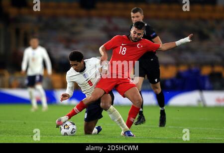 Der englische Jude Bellingham (links) und der türkische Ogulcan Ulgun kämpfen während des UEFA Euro 2021 U-21 Qualifying Group 3 Spiels in Molineux, Wolverhampton, um den Ball. Stockfoto