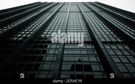 Low Angle Blick auf imposante Wolkenkratzer in Manhatttan, New York in Schwarz und Weiß Stockfoto