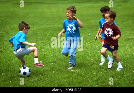 Kinder spielen Fußball Futbol Fußball Aktion Port Huron Michigan Stockfoto