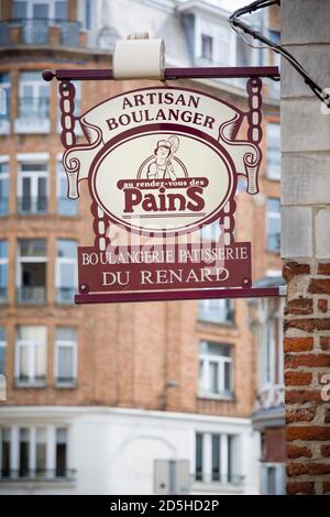 LILLE, FRANKREICH - 18. Juli 2013. Französisch Boulangerie, Patisserie Bäckerei Schild vor einem Bäckerladen in Lille, Frankreich Stockfoto