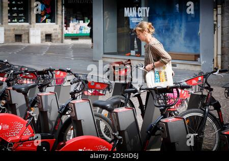 LILLE, FRANKREICH - 18. Juli 2013. Französisch Frau mit einem kostenlosen Leihfahrrad in Lille, Frankreich Stockfoto