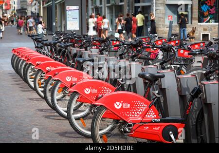 LILLE, FRANKREICH - 18. Juli 2013. Transpole kostenlose Fahrradverleih in einer Straße im Zentrum von Lille, Frankreich Stockfoto