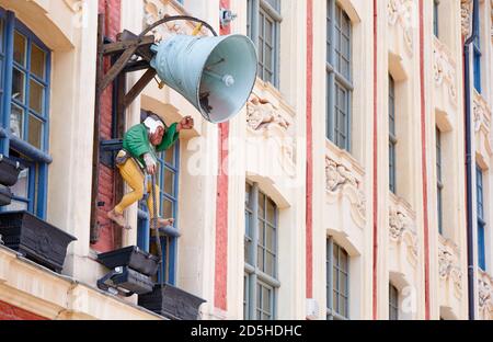 LILLE, FRANKREICH - 20. Juli 2013. Vor dem Restaurant La Cloche, im historischen Lille, befindet sich ein Schild mit Glockengeläut Stockfoto