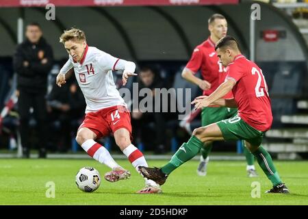 Marcin Listkowski aus Polen (L) und Dominic Yankov aus Bulgarien (R) werden während des Fußball-U-21-Europameisterschaften 2021 Qualifikationsspiel zwischen Polen und Bulgarien im Stadtstadion in Gdynia in Aktion gesehen.(Endstand: Polen 1:1 Bulgarien) Stockfoto