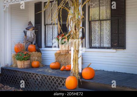 Herbst Dekor auf Veranda von zu Hause in Woodstock, Vermont, USA Stockfoto