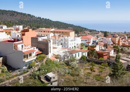 TENERIFFA, SPANIEN - 15. März 2015. Blick auf Häuser in Vilaflor, einem ländlichen Dorf auf Teneriffa, Kanarische Inseln Stockfoto
