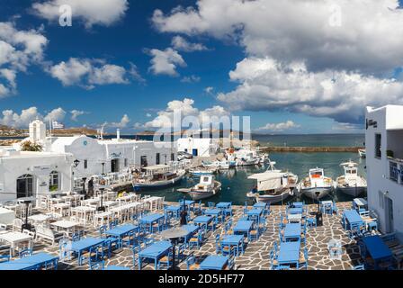 Der malerische Fischerhafen von Naoussa Dorf, in Paros Insel, Kykladen, Ägäis, Griechenland. Stockfoto