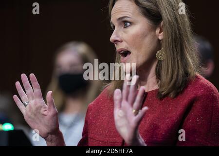 Washington, Usa. Oktober 2020. Richterin Amy Coney Barrett beantwortet eine Frage des demokratischen Senators aus Connecticut Richard Blumenthal (nicht abgebildet) während ihrer Bestätigungsverhandlung vor dem Justizausschuss des Senats im Hart Senate Office Building in Washington, DC, am Dienstag, den 2020. Oktober. US-Präsident Donald J. Trump ernannte Barrett zur Besetzung der Vakanz, die Justice Ruth Bader Ginsburg nach ihrem Vergehen im September 2020 verlassen hatte. Pool Foto von Jim Lo Scalzo/UPI Kredit: UPI/Alamy Live Nachrichten Stockfoto