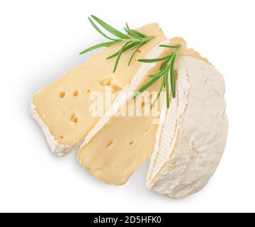 Camembert Käse mit Rosmarin isoliert auf weißem Hintergrund mit Clipping Pfad und volle Tiefe des Feldes. Draufsicht. Flach liegend Stockfoto