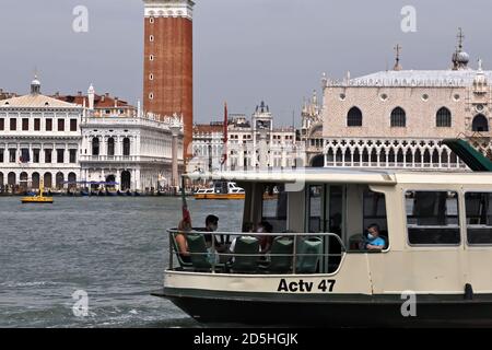 Venedig, Italien. Juni 25, 2020. Menschen und erste Touristen tragen Schutzmasken auf einem Boot vor dem San Marco Platz nach dem nationalen blo vorbei Stockfoto