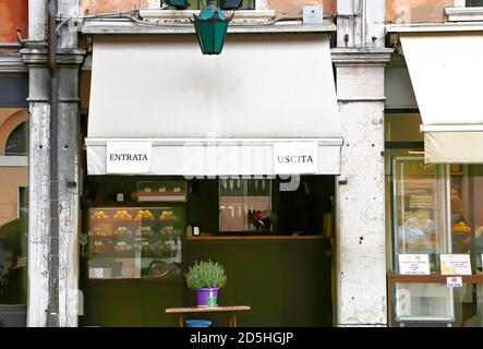 Venedig, Italien. Juni 25, 2020. Die Bar ist nach der nationalen Sperrzeit geöffnet, mit italienischen Textschildern, die Kunden anzeigen, wo sie ein- und aussteigen sollen Stockfoto