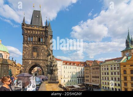 Praha: Karlsbrücke (Karlův Most), Altstädter Brückenturm (Staroměstská mostecká věž), Altstädter Wasserwerk Turm in Stare Mesto, Altstadt, Praha, Pr Stockfoto