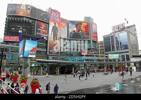 Yonge-Dundas Square, ein öffentlicher Freiraum und Veranstaltungsort in der Innenstadt von Toronto, Ontario, Kanada Stockfoto