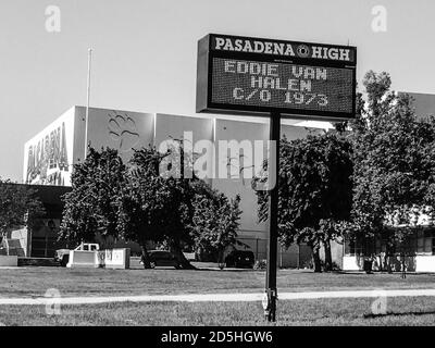 Pasadena, Ca. Oktober 2020. Pasadena High School ehrt den legendären Gitarristen Eddie Van Halen nach seinem Tod eine Woche zuvor. Eddie war in der Abschlussklasse von 1973 in Pasadena High in Pasadena, Kalifornien am 13. Oktober 2020. Kredit: Kevin Estrada/Media Punch/Alamy Live Nachrichten Stockfoto