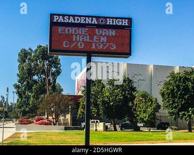 Pasadena, Ca. Oktober 2020. Pasadena High School ehrt den legendären Gitarristen Eddie Van Halen nach seinem Tod eine Woche zuvor. Eddie war in der Abschlussklasse von 1973 in Pasadena High in Pasadena, Kalifornien am 13. Oktober 2020. Kredit: Kevin Estrada/Media Punch/Alamy Live Nachrichten Stockfoto