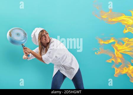 Die Chefin macht sich Sorgen, weil die Küche in Flammen steht Stockfoto