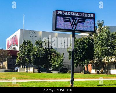 Pasadena, Ca. Oktober 2020. Pasadena High School ehrt den legendären Gitarristen Eddie Van Halen nach seinem Tod eine Woche zuvor. Eddie war in der Abschlussklasse von 1973 in Pasadena High in Pasadena, Kalifornien am 13. Oktober 2020. Kredit: Kevin Estrada/Media Punch/Alamy Live Nachrichten Stockfoto