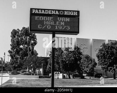 Pasadena, Ca. Oktober 2020. Pasadena High School ehrt den legendären Gitarristen Eddie Van Halen nach seinem Tod eine Woche zuvor. Eddie war in der Abschlussklasse von 1973 in Pasadena High in Pasadena, Kalifornien am 13. Oktober 2020. Kredit: Kevin Estrada/Media Punch/Alamy Live Nachrichten Stockfoto