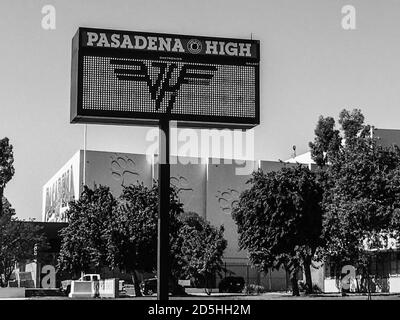 Pasadena, Ca. Oktober 2020. Pasadena High School ehrt den legendären Gitarristen Eddie Van Halen nach seinem Tod eine Woche zuvor. Eddie war in der Abschlussklasse von 1973 in Pasadena High in Pasadena, Kalifornien am 13. Oktober 2020. Kredit: Kevin Estrada/Media Punch/Alamy Live Nachrichten Stockfoto