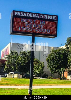 Pasadena, Ca. Oktober 2020. Pasadena High School ehrt den legendären Gitarristen Eddie Van Halen nach seinem Tod eine Woche zuvor. Eddie war in der Abschlussklasse von 1973 in Pasadena High in Pasadena, Kalifornien am 13. Oktober 2020. Kredit: Kevin Estrada/Media Punch/Alamy Live Nachrichten Stockfoto