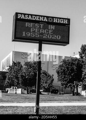 Pasadena, Ca. Oktober 2020. Pasadena High School ehrt den legendären Gitarristen Eddie Van Halen nach seinem Tod eine Woche zuvor. Eddie war in der Abschlussklasse von 1973 in Pasadena High in Pasadena, Kalifornien am 13. Oktober 2020. Kredit: Kevin Estrada/Media Punch/Alamy Live Nachrichten Stockfoto