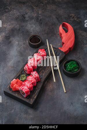 California Roll auf Holzbrett. Sushi-Menü. Japanisches Essen. Asiatische Küche Stockfoto