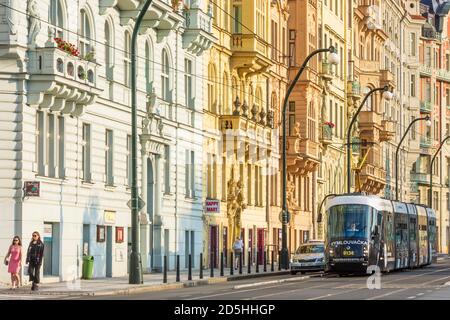 Praha: Straße Masarykovo nabrezi (Masaryk Uferstraße), Jugendstilhäuser, Straßenbahn in Nove Mesto, Neustadt, Praha, Prag, Prag, Prag, Tschechien Stockfoto