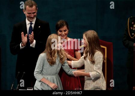 Oviedo, Spanien; 18/10/2019.- Archiv Fotos. Die spanische Königsfamilie, König Felipe VI., Königin Letizia und Infantin Sofia haben Prinzessin Leonor bei ihrer ersten Teilnahme an den Preisen, die ihren Namen tragen, aufgenommen. Die 2020 Princess of Asturias Awards werden ohne Massenpublikum vergeben. König Felipe, Königin Letizia und Leonor werden am Donnerstag in Oviedo eintreffen, um die Preisverleihung an diesem Freitag zu feiern. Aufgrund der COVID-19 Pandemie und dieses Mal wird das Campoamor Theater nicht der Schauplatz für die Zeremonie sein, aber der Covadonga Raum des La Reconquista Hotels wird der Ort sein, wo die Könige werden Stockfoto