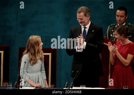 Oviedo, Spanien; 18/10/2019.- Archiv Fotos. Die spanische Königsfamilie, König Felipe VI., Königin Letizia und Infantin Sofia haben Prinzessin Leonor bei ihrer ersten Teilnahme an den Preisen, die ihren Namen tragen, aufgenommen. Die 2020 Princess of Asturias Awards werden ohne Massenpublikum vergeben. König Felipe, Königin Letizia und Leonor werden am Donnerstag in Oviedo eintreffen, um die Preisverleihung an diesem Freitag zu feiern. Aufgrund der COVID-19 Pandemie und dieses Mal wird das Campoamor Theater nicht der Schauplatz für die Zeremonie sein, aber der Covadonga Raum des La Reconquista Hotels wird der Ort sein, wo die Könige werden Stockfoto