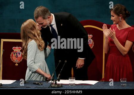 Oviedo, Spanien; 18/10/2019.- Archiv Fotos. Die spanische Königsfamilie, König Felipe VI., Königin Letizia und Infantin Sofia haben Prinzessin Leonor bei ihrer ersten Teilnahme an den Preisen, die ihren Namen tragen, aufgenommen. Die 2020 Princess of Asturias Awards werden ohne Massenpublikum vergeben. König Felipe, Königin Letizia und Leonor werden am Donnerstag in Oviedo eintreffen, um die Preisverleihung an diesem Freitag zu feiern. Aufgrund der COVID-19 Pandemie und dieses Mal wird das Campoamor Theater nicht der Schauplatz für die Zeremonie sein, aber der Covadonga Raum des La Reconquista Hotels wird der Ort sein, wo die Könige werden Stockfoto