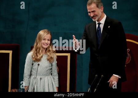 Oviedo, Spanien; 18/10/2019.- Archiv Fotos. Die spanische Königsfamilie, König Felipe VI., Königin Letizia und Infantin Sofia haben Prinzessin Leonor bei ihrer ersten Teilnahme an den Preisen, die ihren Namen tragen, aufgenommen. Die 2020 Princess of Asturias Awards werden ohne Massenpublikum vergeben. König Felipe, Königin Letizia und Leonor werden am Donnerstag in Oviedo eintreffen, um die Preisverleihung an diesem Freitag zu feiern. Aufgrund der COVID-19 Pandemie und dieses Mal wird das Campoamor Theater nicht der Schauplatz für die Zeremonie sein, aber der Covadonga Raum des La Reconquista Hotels wird der Ort sein, wo die Könige werden Stockfoto