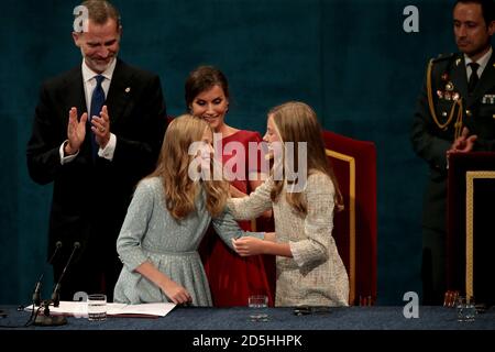 Oviedo, Spanien; 18/10/2019.- Archiv Fotos. Die spanische Königsfamilie, König Felipe VI., Königin Letizia und Infantin Sofia haben Prinzessin Leonor bei ihrer ersten Teilnahme an den Preisen, die ihren Namen tragen, aufgenommen. Die 2020 Princess of Asturias Awards werden ohne Massenpublikum vergeben. König Felipe, Königin Letizia und Leonor werden am Donnerstag in Oviedo eintreffen, um die Preisverleihung an diesem Freitag zu feiern. Aufgrund der COVID-19 Pandemie und dieses Mal wird das Campoamor Theater nicht der Schauplatz für die Zeremonie sein, aber der Covadonga Raum des La Reconquista Hotels wird der Ort sein, wo die Könige werden Stockfoto