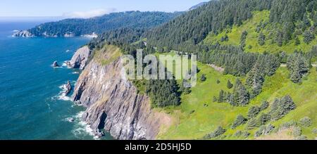 Der Pazifik wäscht sich gegen die dramatische Küste von Oregon, nicht weit von Portland. Dieser Teil der Vereinigten Staaten ist für seine Landschaft bekannt. Stockfoto