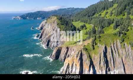 Der Pazifik wäscht sich gegen die dramatische Küste von Oregon, nicht weit von Portland. Dieser Teil der Vereinigten Staaten ist für seine Landschaft bekannt. Stockfoto