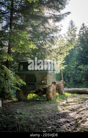 Alte GAZ-66 4x4 sowjetischen Allradantrieb für die Waldarbeit. Bieszczady Berge, Polen, Europa Stockfoto
