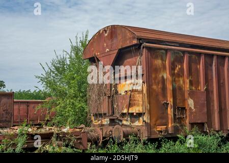 Alte Güterbahnwagen, die abgelaufen sind und warten auf Service oder Schnitt. Stockfoto