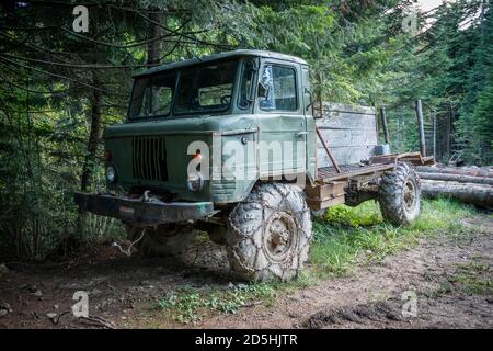 Alte GAZ-66 4x4 sowjetischen Allradantrieb für die Waldarbeit. Bieszczady Berge, Polen, Europa Stockfoto
